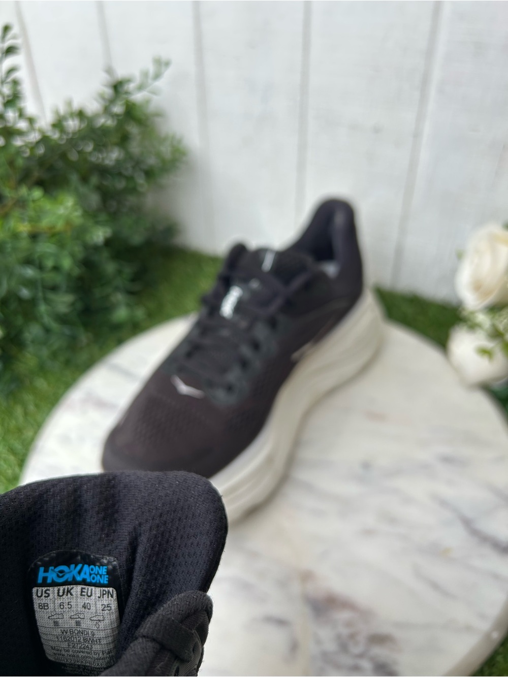HOKA women EVERYDAY RUNNING
Bondi 9 BLACK/WHITE size  8 preowned 
$ 175 - Picture 14 of 15